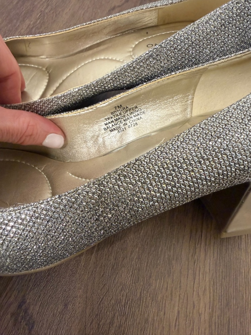 Bandolino Gold Glitter Chunky Heels Sz 7 - Picture 2 of 7